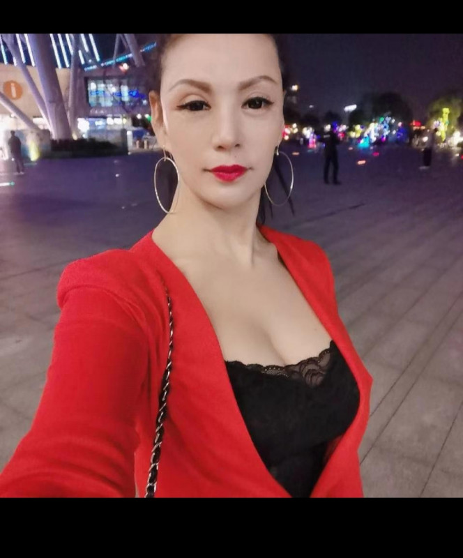 大奶纹身熟女